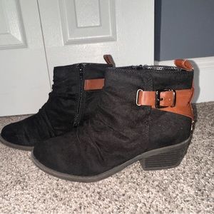 Zip up slouchy black boots